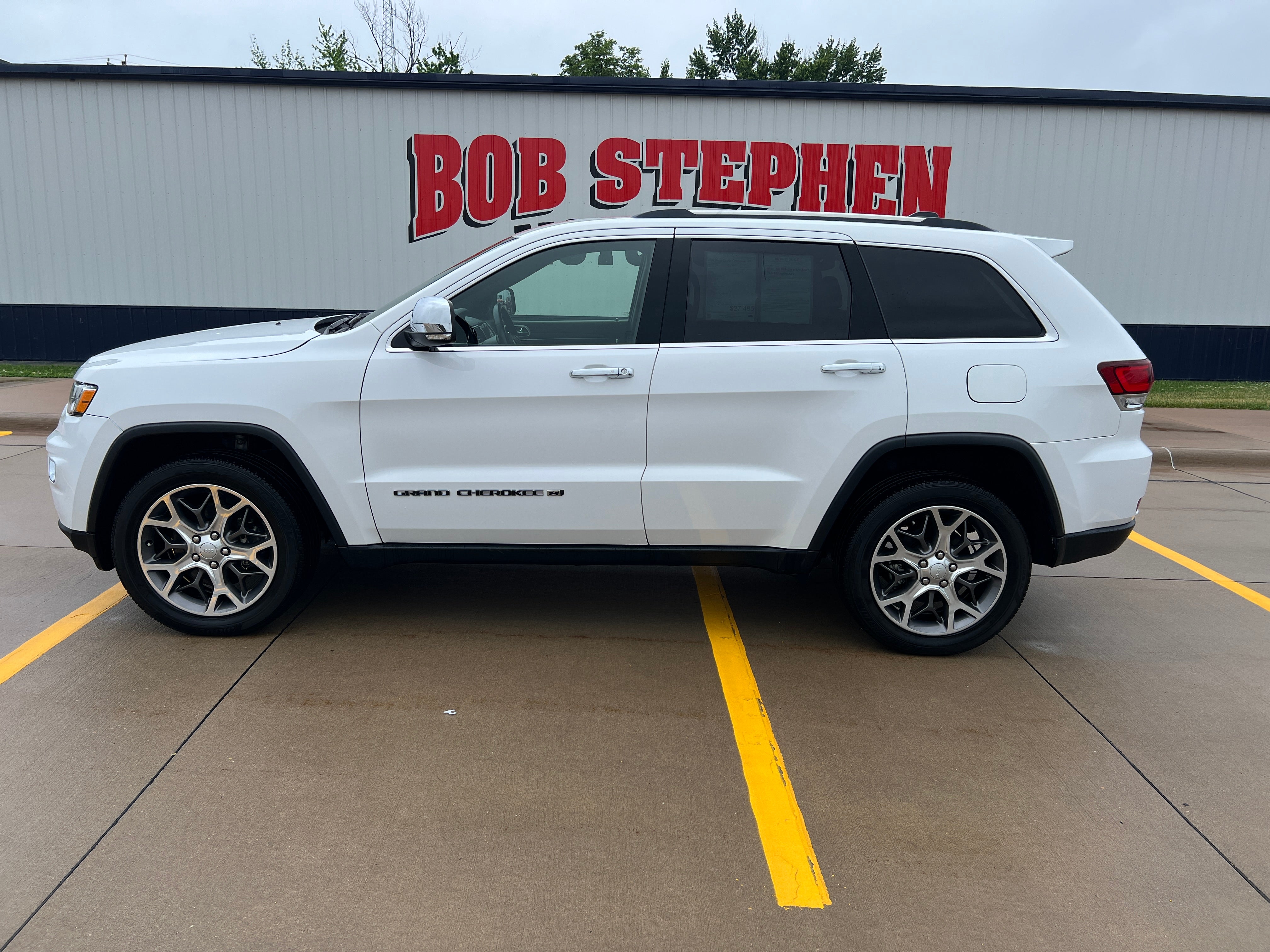 2022 Jeep Grand Cherokee WK Limited in White — front three-quarter view