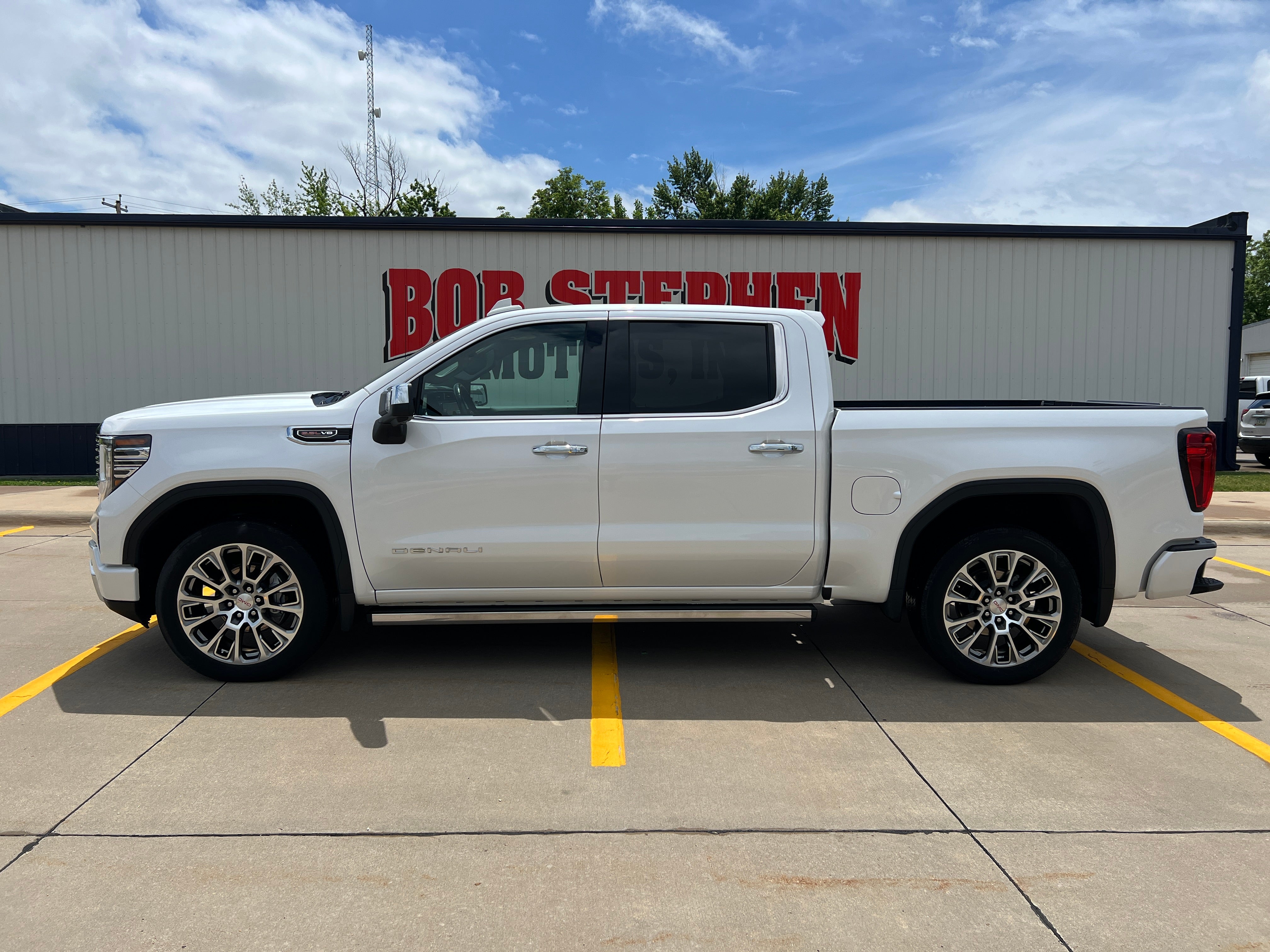 2025 GMC Sierra 1500 Denali in White Frost Tricoat — front three-quarter view